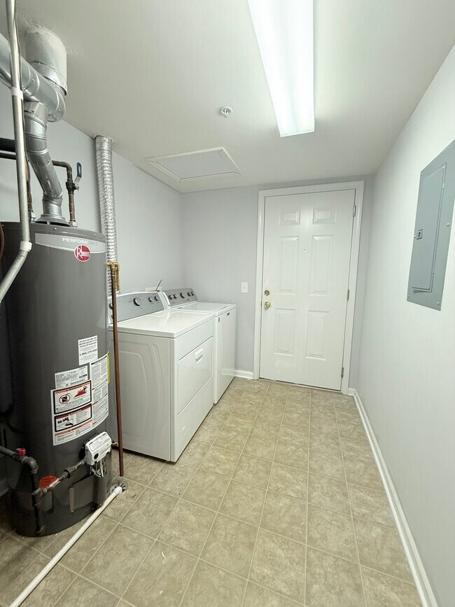 Building Photo - 16631 Liberty Cir
