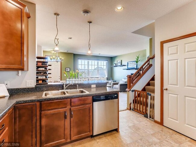 Building Photo - Beautiful 3 Bed/2.5 Bath Townhome in Woodbury- Community Pool! Available Now!