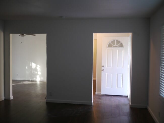 Building Photo - Charming 2-Bed, 1.5-Bath Home with 2-Car Garage in Hesperia, CA!