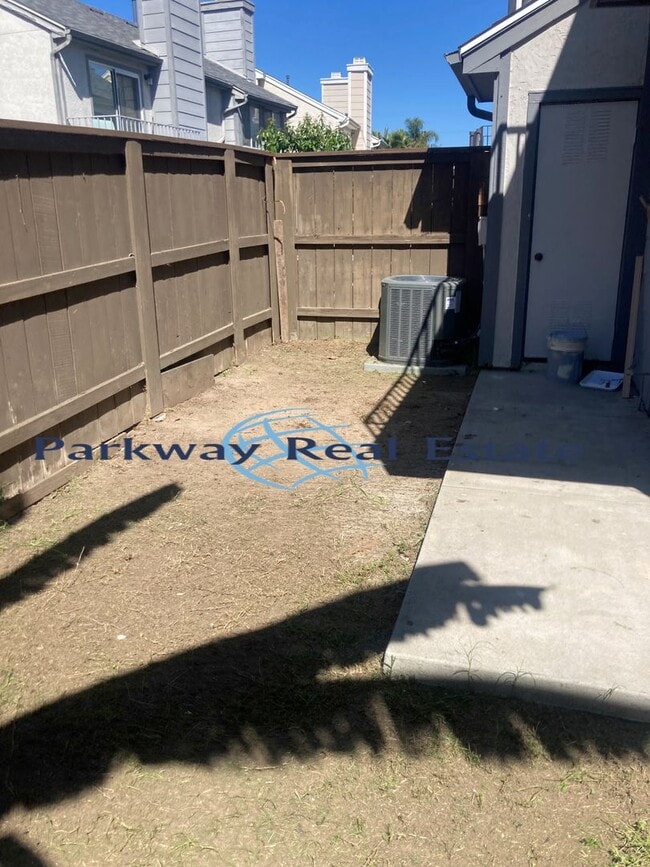 Building Photo - 2 Bedroom Townhome