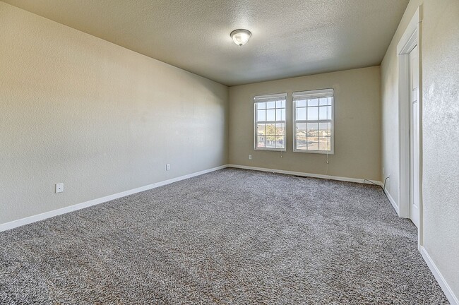 Building Photo - HUGE SIX (6!!!) BD HOME IN LORSON RANCH!