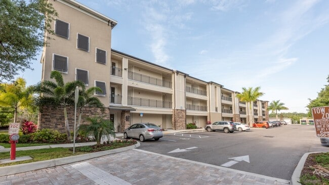 Building Photo - 3880 Palm Isle Pl