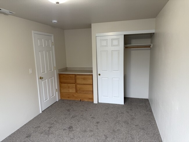 Building Photo - 1866 NE Fairview Ave