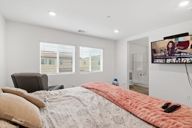 Building Photo - Spacious 4 Bedroom, 2.5 Bathroom Home with...