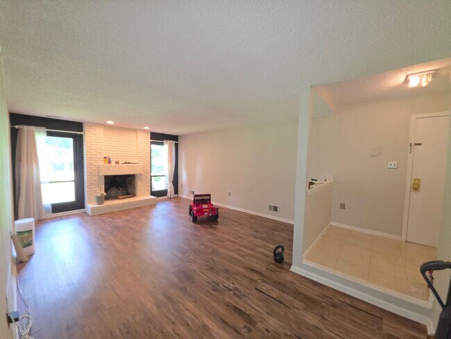 Building Photo - 384 Willowbrook Dr