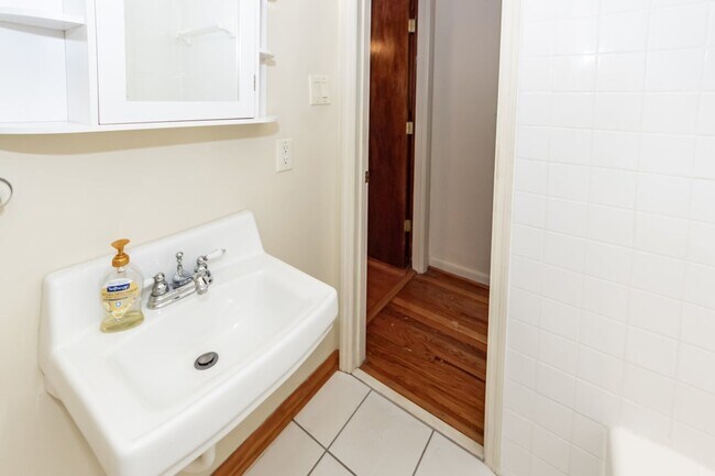 Building Photo - 453 Wade Hampton Dr