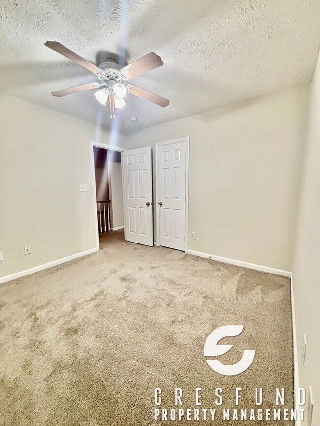 Building Photo - Comfort, Style, and Space - 15 MIN FROM FT...
