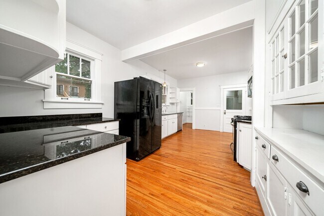 Building Photo - Charming 3BE/2BA cottage in a great location of Belmont-Hillsboro!