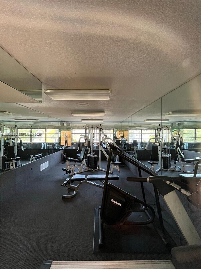 Building Photo - 10431 N Kendall Dr