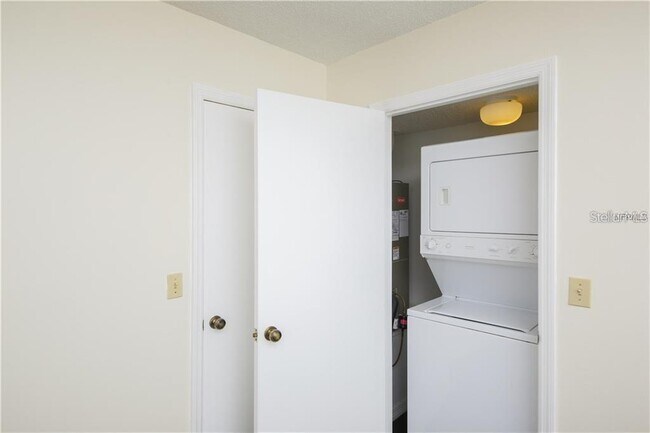 Building Photo - 437 Cerromar Ln
