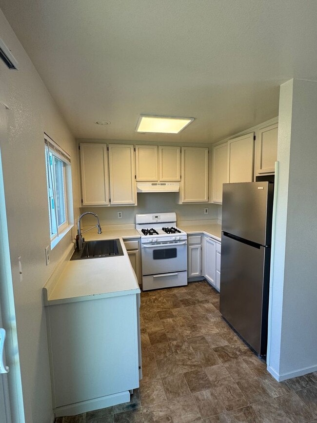 Building Photo - Charming 3 bedroom 1.5 bathroom Two story Town House with an attached garage.