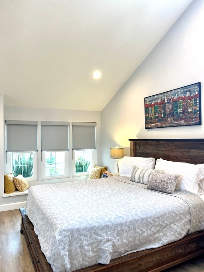 Building Photo - 15922 Avenida Villaha