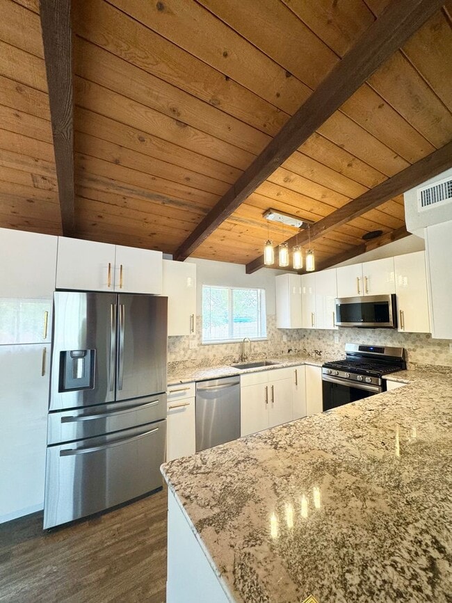 Building Photo - Private Renovated Home in Westside Redding