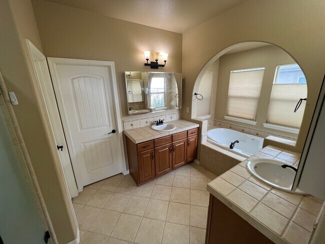 Building Photo - Spacious Ranch Style in Flying Horse with INCREDIBLE VIEWS of Pikes Peak!