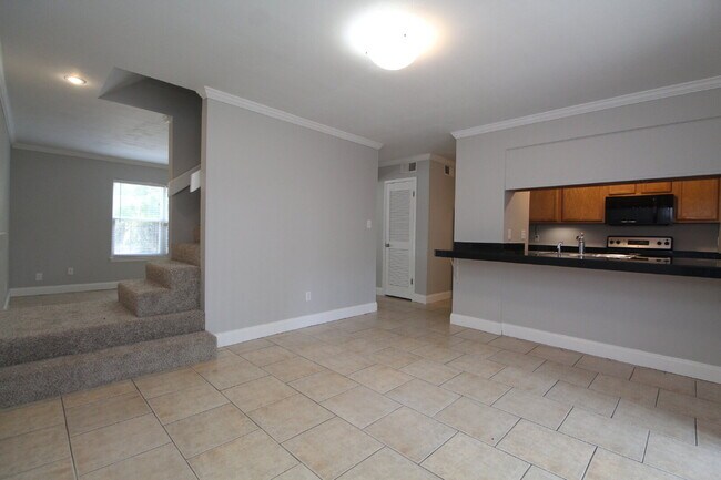 Building Photo - Updated Northeast Pensacola 3BR End-Unit Townhome Near UWF & Cordova Mall with Fresh Paint, New C...