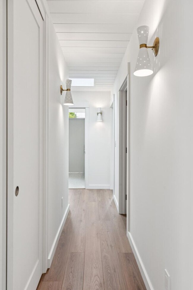 Building Photo - Eichler Mid-Century Home, Newly Renovated