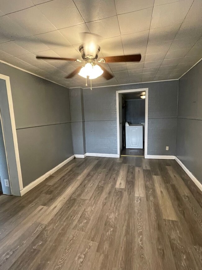 Building Photo - Four Bedroom Available August in Delphi