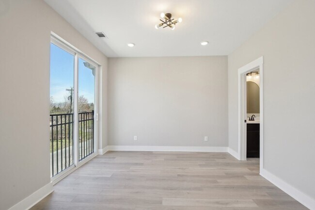 Building Photo - 341 Archwood Dr