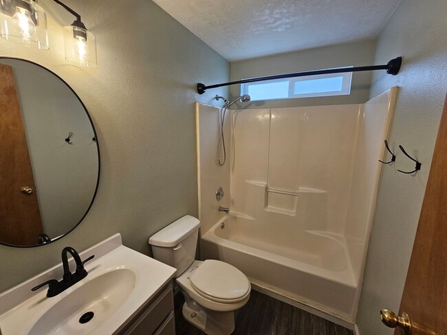 Building Photo - Stunning Home in Medical Lake