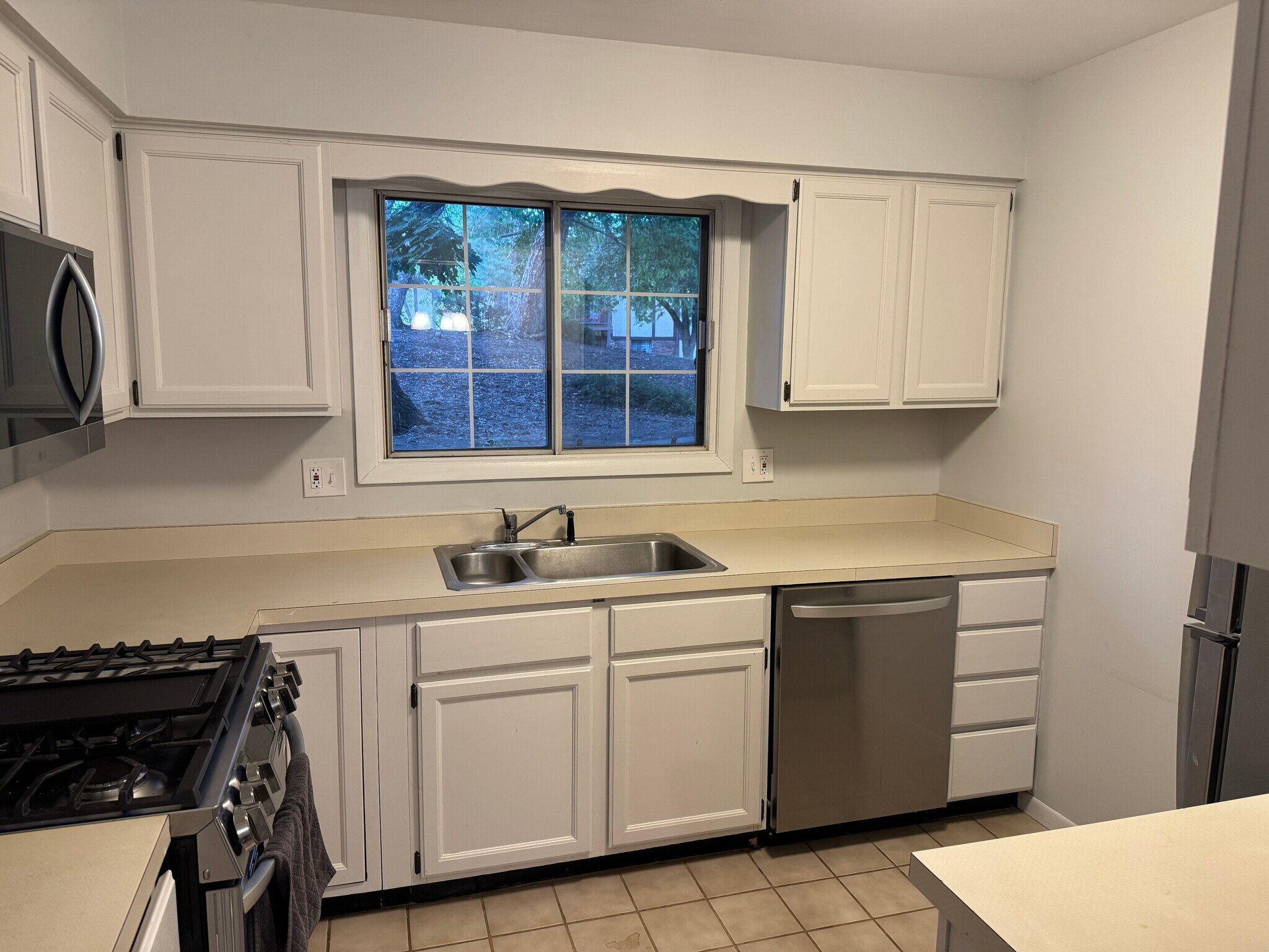 Building Photo - 1601 Thames Ct