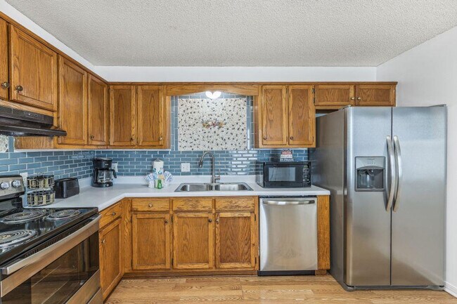 Building Photo - 1472 W Beach Blvd