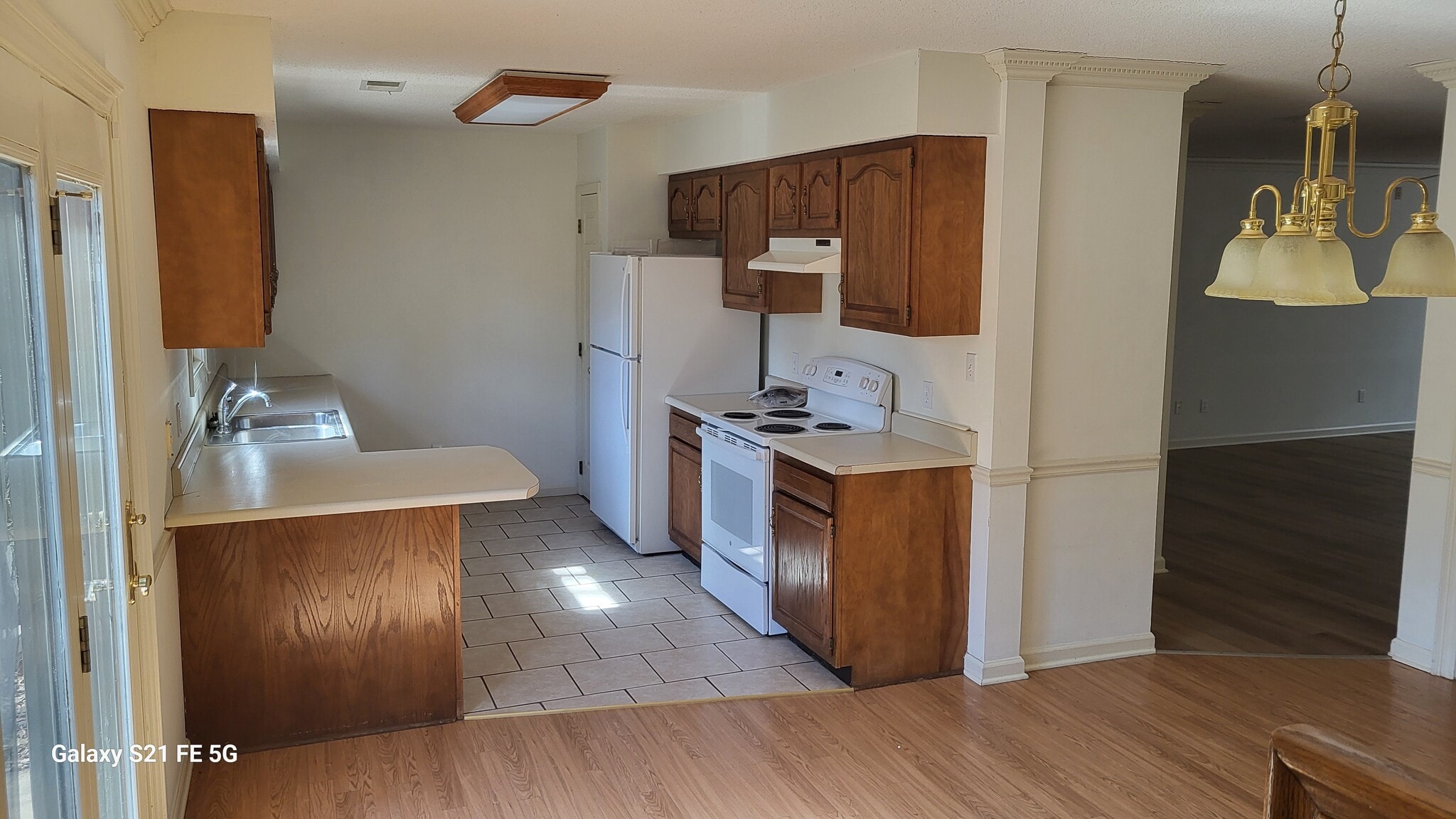 Kitchen - 315 Hutchinson Ave