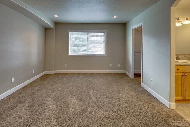 Building Photo - Beautiful 3 Bed/2.5 Bath Two-Story Duplex ...