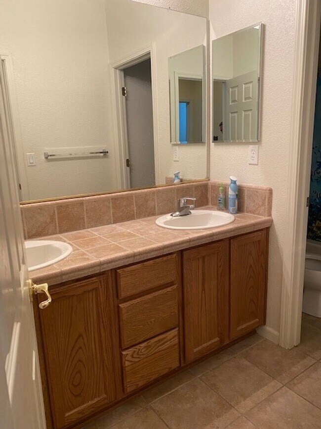 Building Photo - Huge 3 Bed 2 Bath + Den Golf Course Hom...