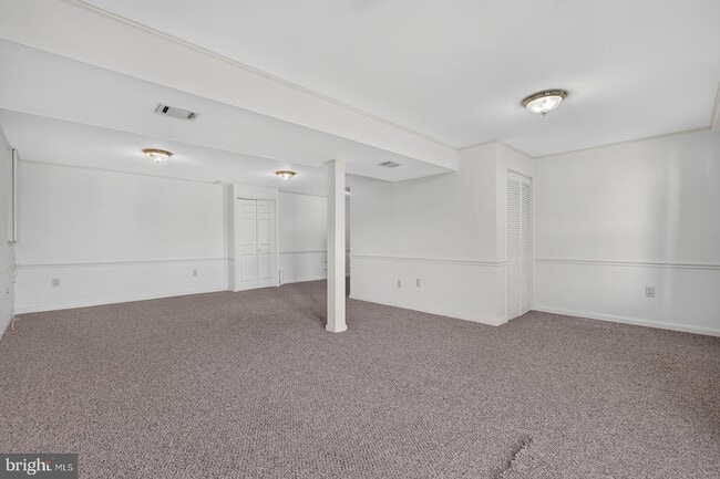Building Photo - 811 Chatsworth Dr