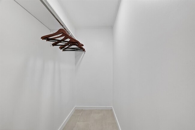 Building Photo - 4423 Sloangate Dr