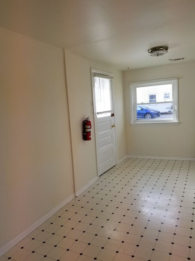 Building Photo - Two Bedroom House