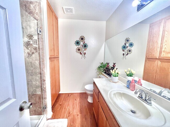 Building Photo - Spacious 5-Bed, 3-Bath Home in Rialto – Ve...