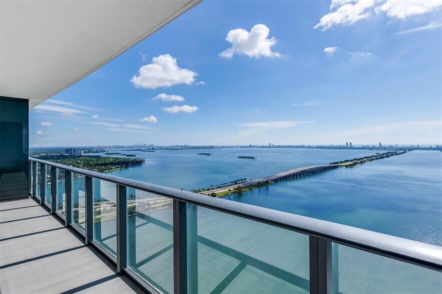 Building Photo - 3131 NE 7th Ave