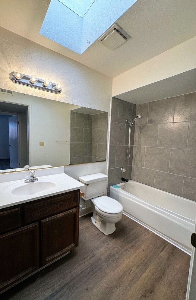Building Photo - Spacious 2 Bedroom Duplex in Sacramento