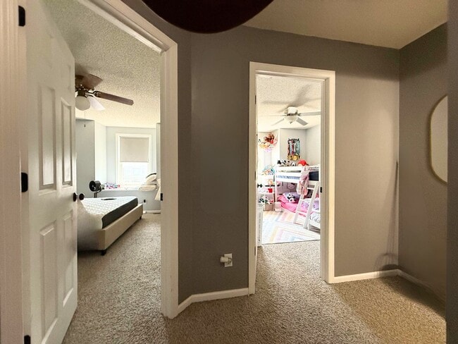 Building Photo - Updated 2 Bed, 2.5 Bath Apple Valley Townh...