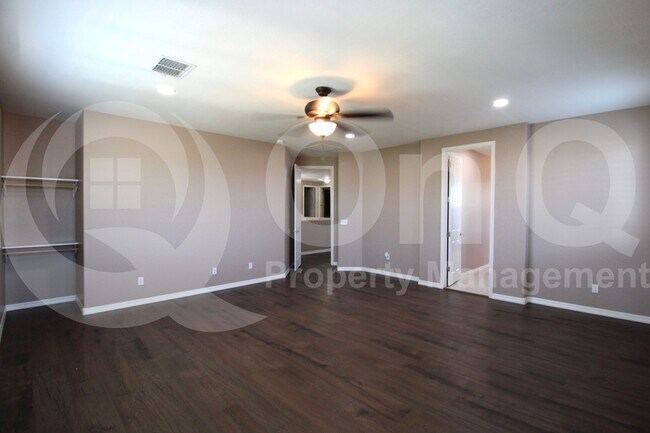 Building Photo - 2872 E Redwood Pl