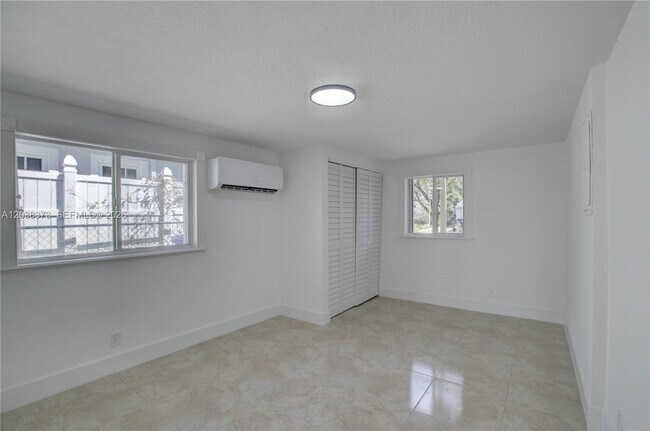 Building Photo - 616 SW 11th Ct