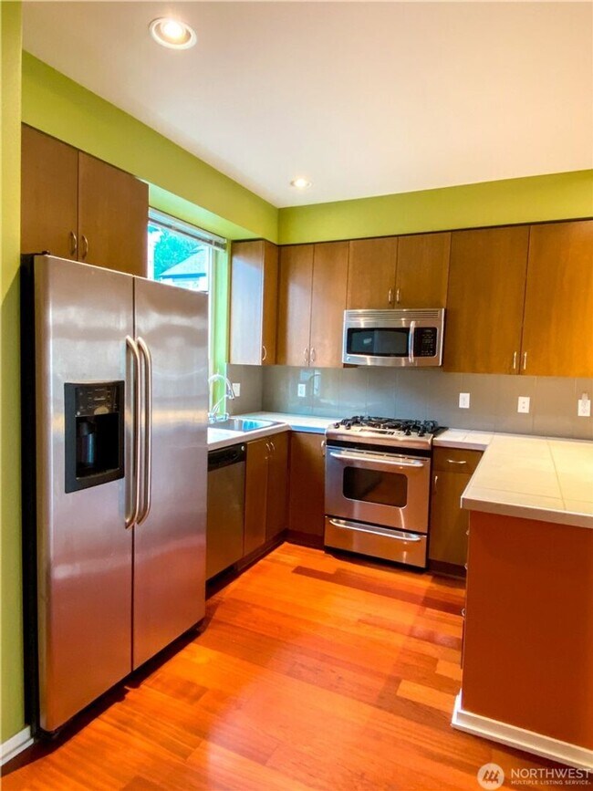 Building Photo - 2bd/1.75ba Redmond Townhome