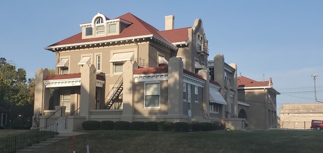 The Grandview - 627 Ripley St