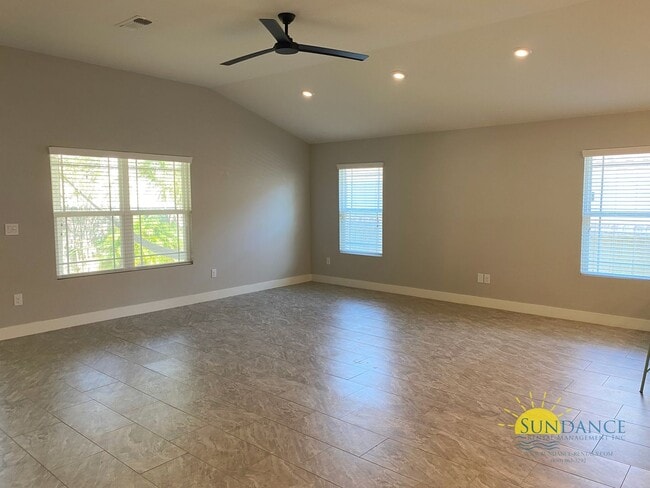 Building Photo - Stunning 3 Bedroom Home in Navarre