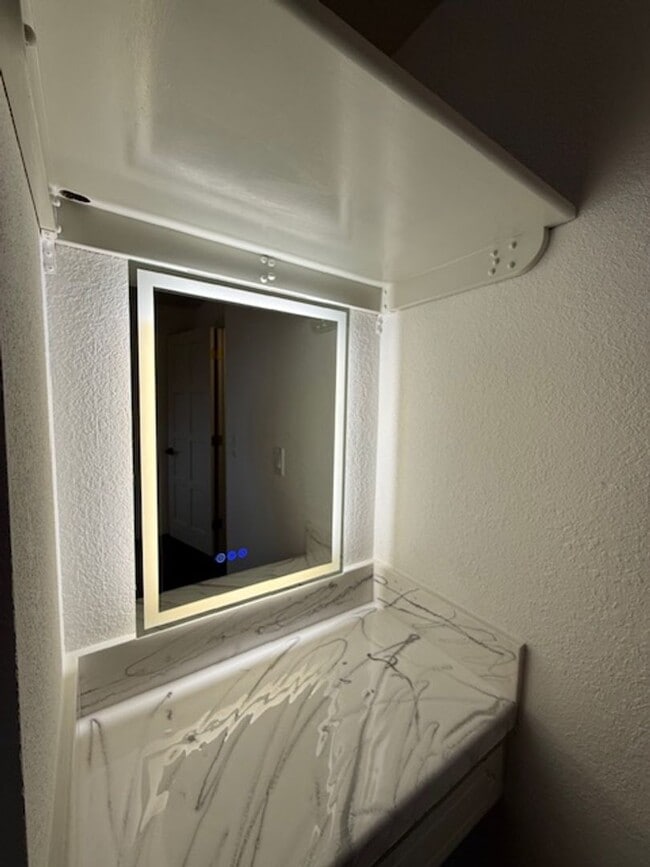 Building Photo - Spacious 3 Bedroom, 2 Bath home in Quality NB Neighborhood!