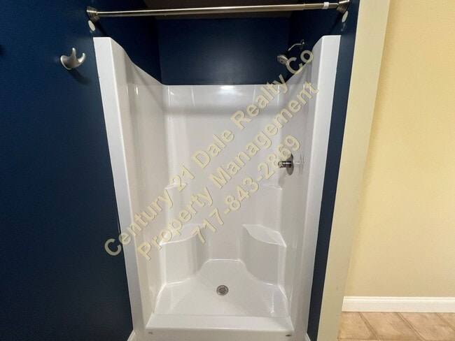 Building Photo - Large Three Bedroom 2.5 Baths in the Stone Gate Commons Association