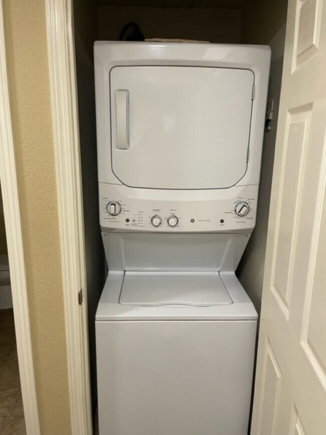 Building Photo - Beautiful Bottom Floor Unit in Ridgecrest Condos! Month to Month Lease!