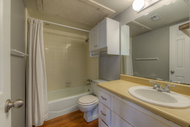 Building Photo - UT PRE LEASE: Updated and Spacious 1 bed 1...