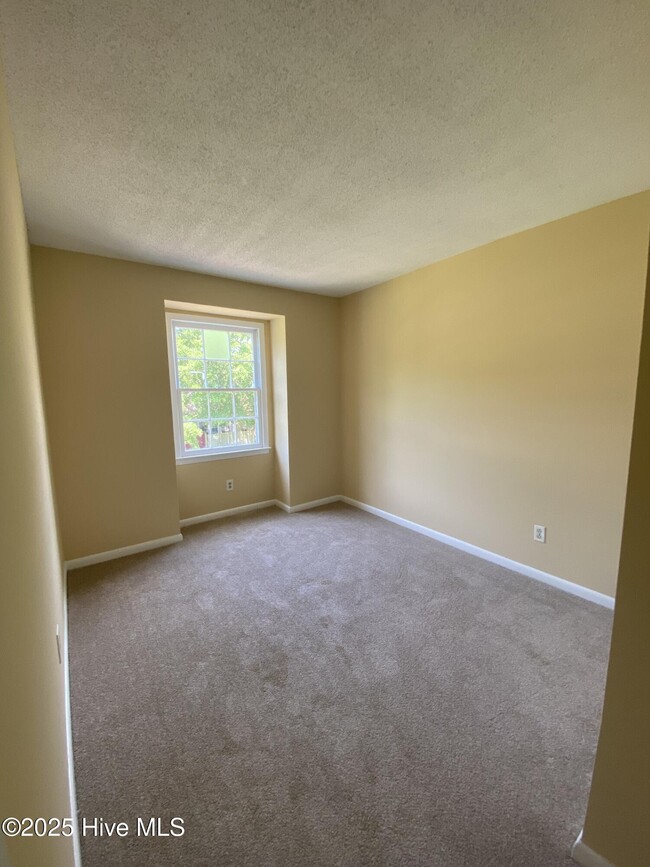 Building Photo - 117 Palace Cir