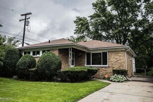 Building Photo - 22190 Cloverlawn St