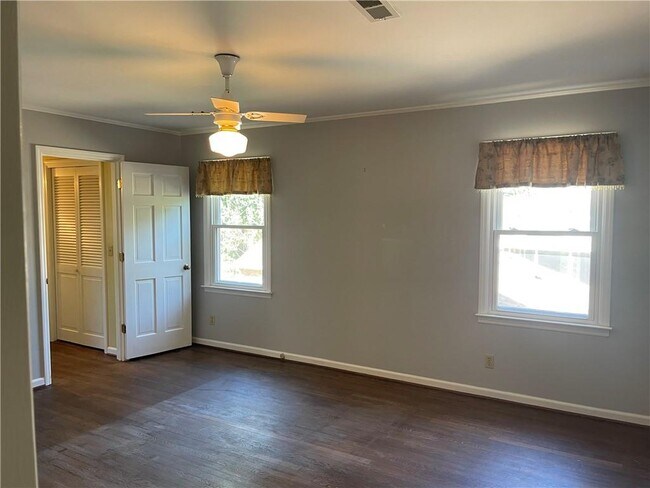 Building Photo - 119 Woodlawn Dr NE