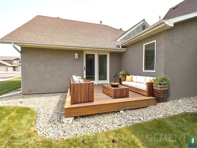Building Photo - 335 Vernon Dr