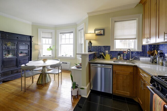 Building Photo - Great Luxury 1 Bedroom 1 Bath on Connecticut Ave in Kalarama