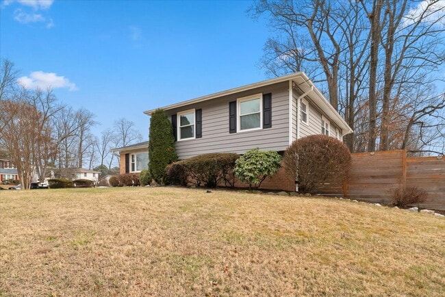 Building Photo - "Spacious 5-Bed split level Gem with Finished Basement & Fireplace on Brompton St, West Springfie...